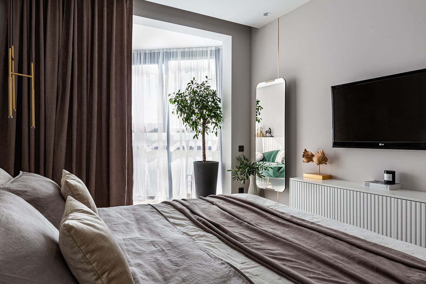 Элегантный интерьер петербургской квартиры с живыми растениями — проект Татьяны Шориной