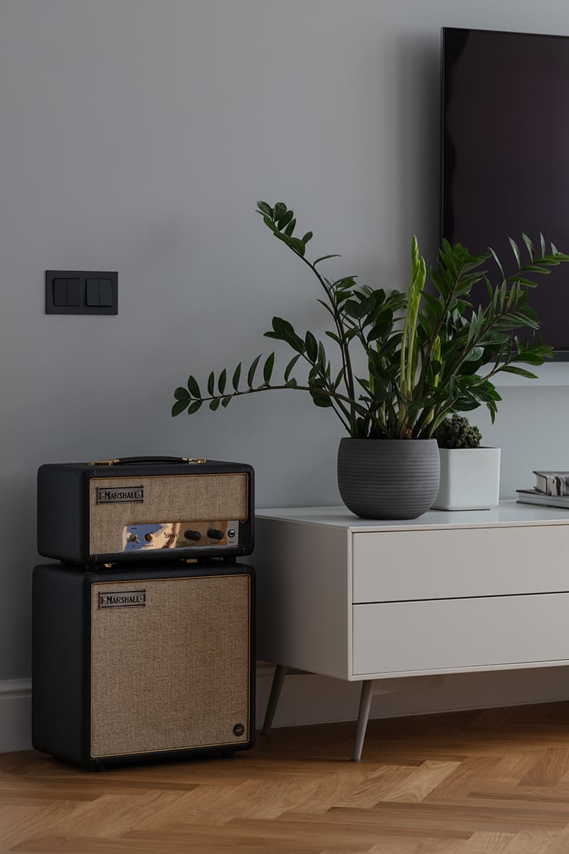 Сдержанный интерьер со светильниками от икон дизайна – проект Владимира Карпенко