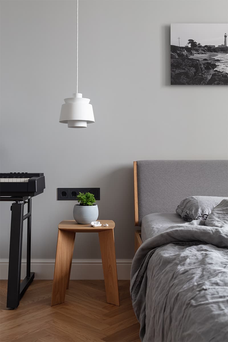 Сдержанный интерьер со светильниками от икон дизайна – проект Владимира Карпенко