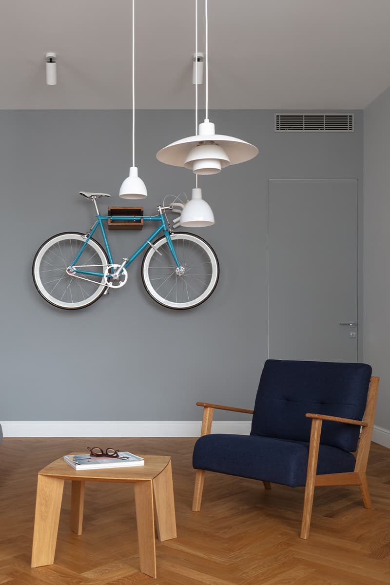 Сдержанный интерьер со светильниками от икон дизайна – проект Владимира Карпенко