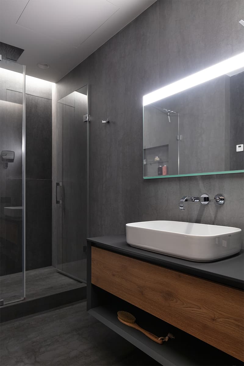 Сдержанный интерьер со светильниками от икон дизайна – проект Владимира Карпенко