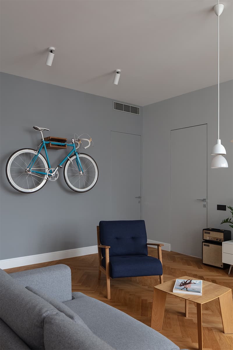 Сдержанный интерьер со светильниками от икон дизайна – проект Владимира Карпенко