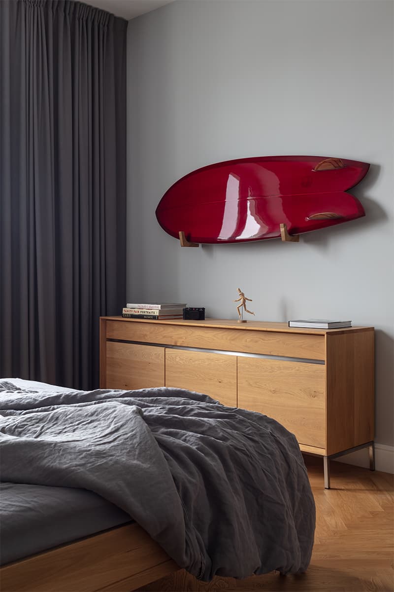 Сдержанный интерьер со светильниками от икон дизайна – проект Владимира Карпенко