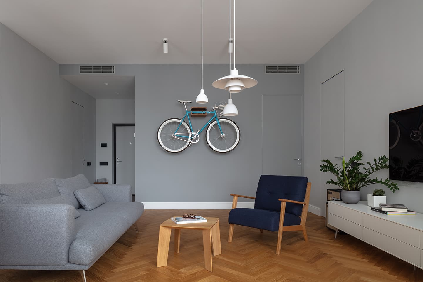 Сдержанный интерьер со светильниками от икон дизайна – проект Владимира Карпенко