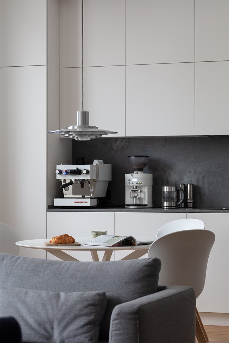 Сдержанный интерьер со светильниками от икон дизайна – проект Владимира Карпенко