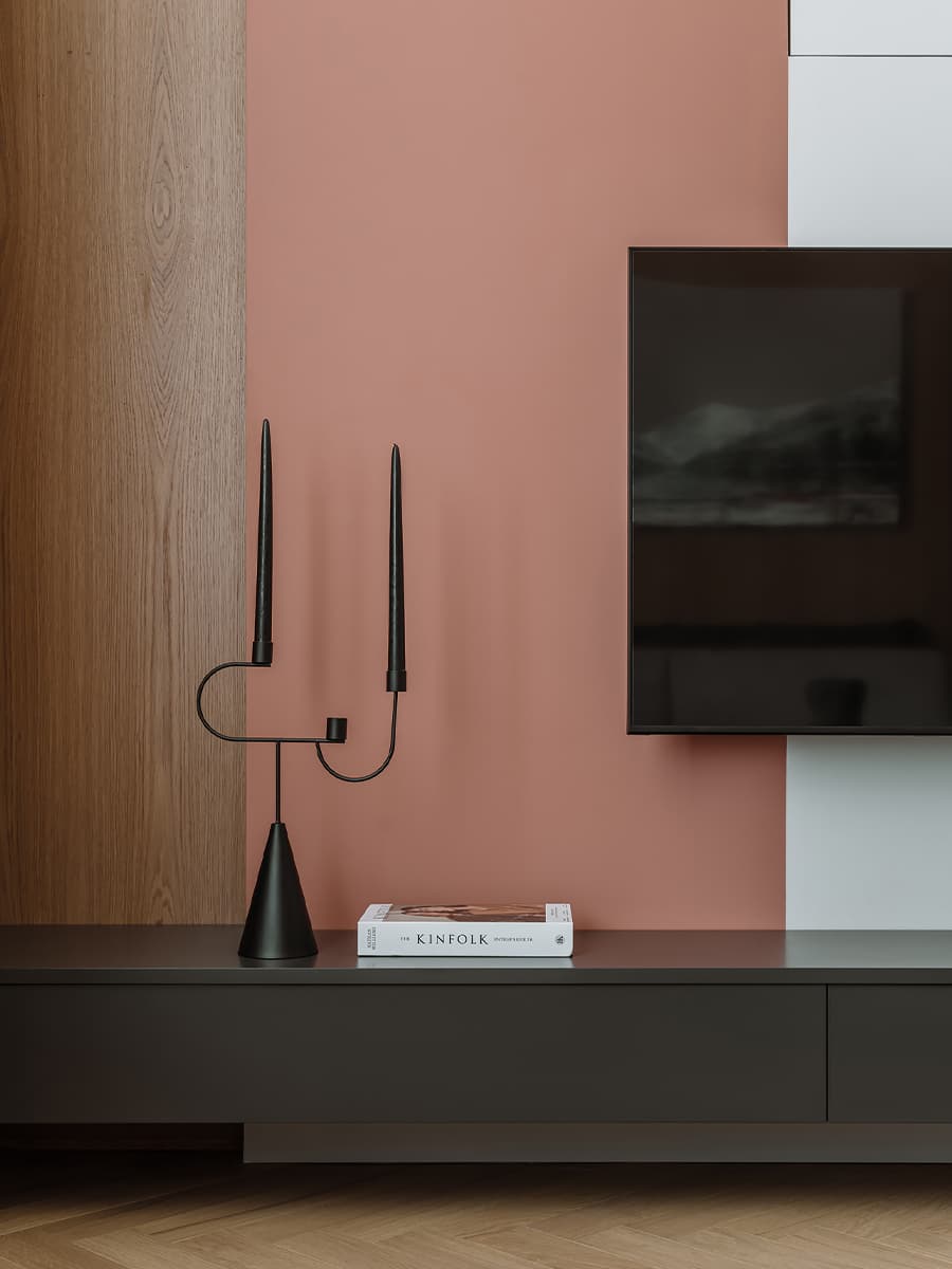 Оригинальные дубовые панели в интерьере квартиры для сдачи в аренду – проект Ксении Коноваловой