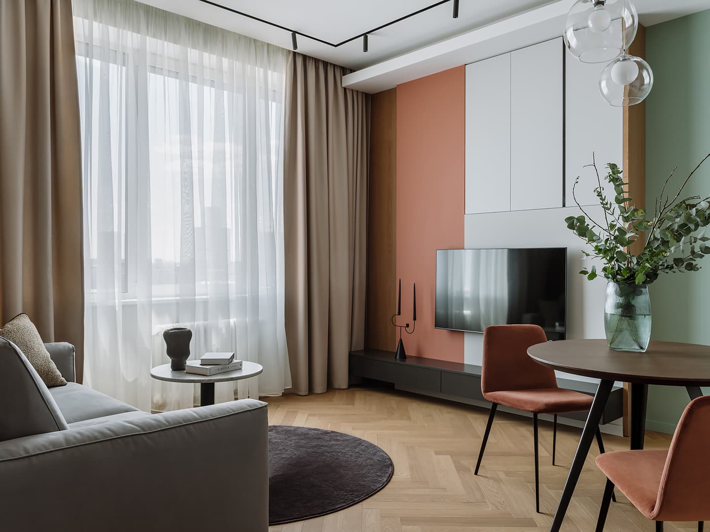 Оригинальные дубовые панели в интерьере квартиры для сдачи в аренду – проект Ксении Коноваловой