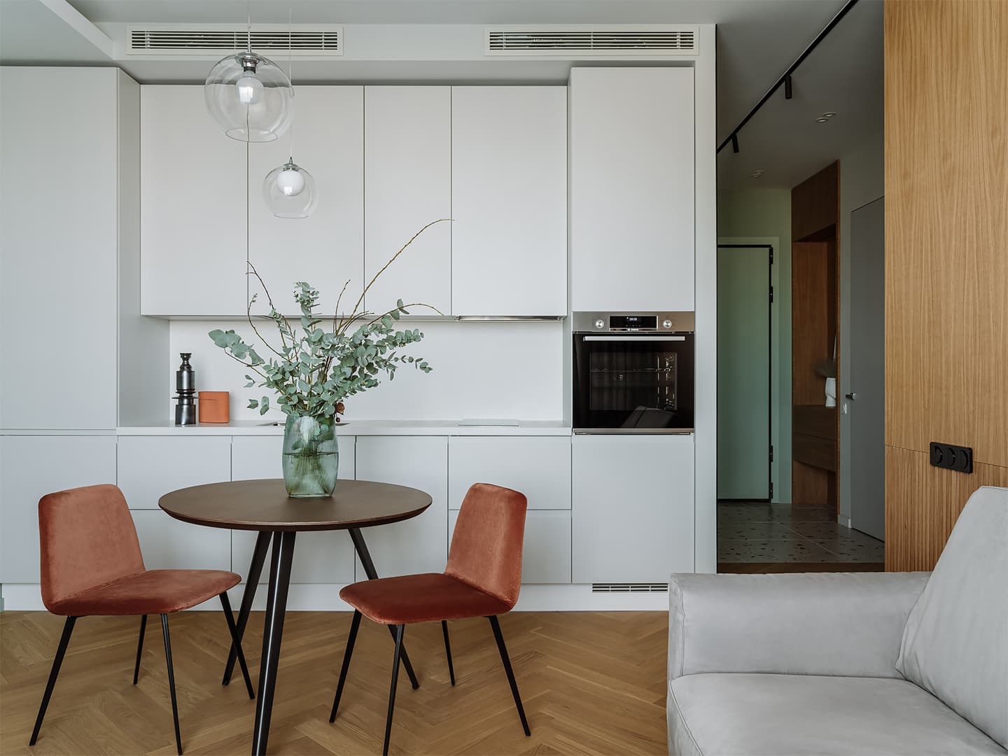 Оригинальные дубовые панели в интерьере квартиры для сдачи в аренду – проект Ксении Коноваловой