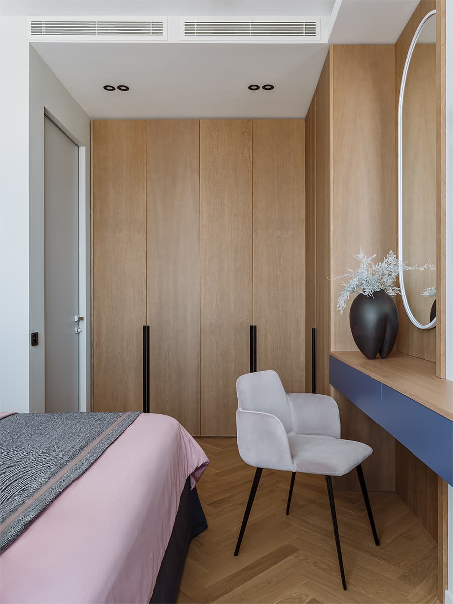 Оригинальные дубовые панели в интерьере квартиры для сдачи в аренду – проект Ксении Коноваловой
