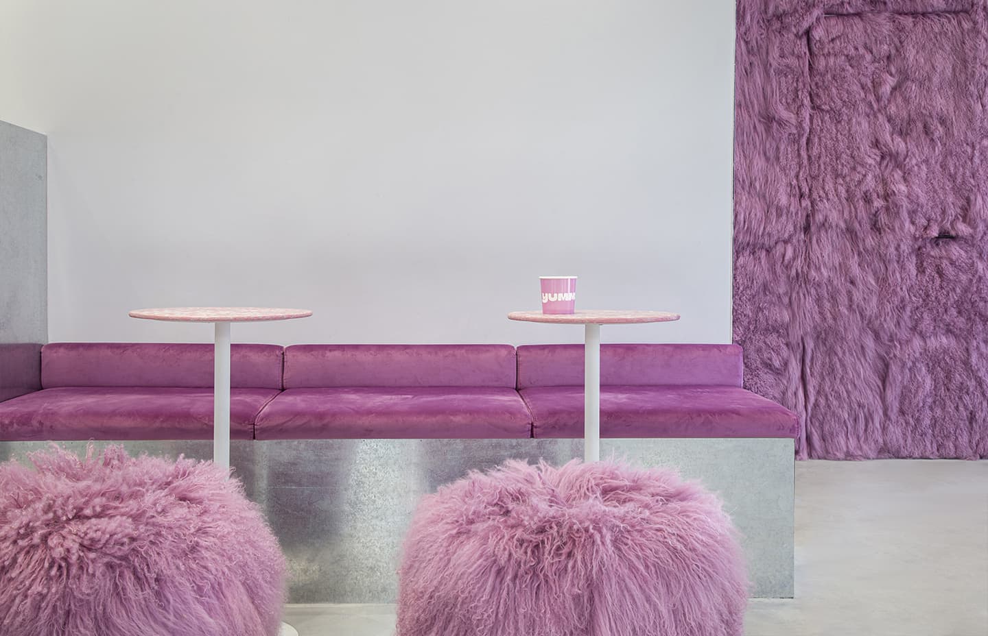 Фиолетовый мех, сталь и живые растения в эпатажном интерьере шоурума – проект KIDZ Design