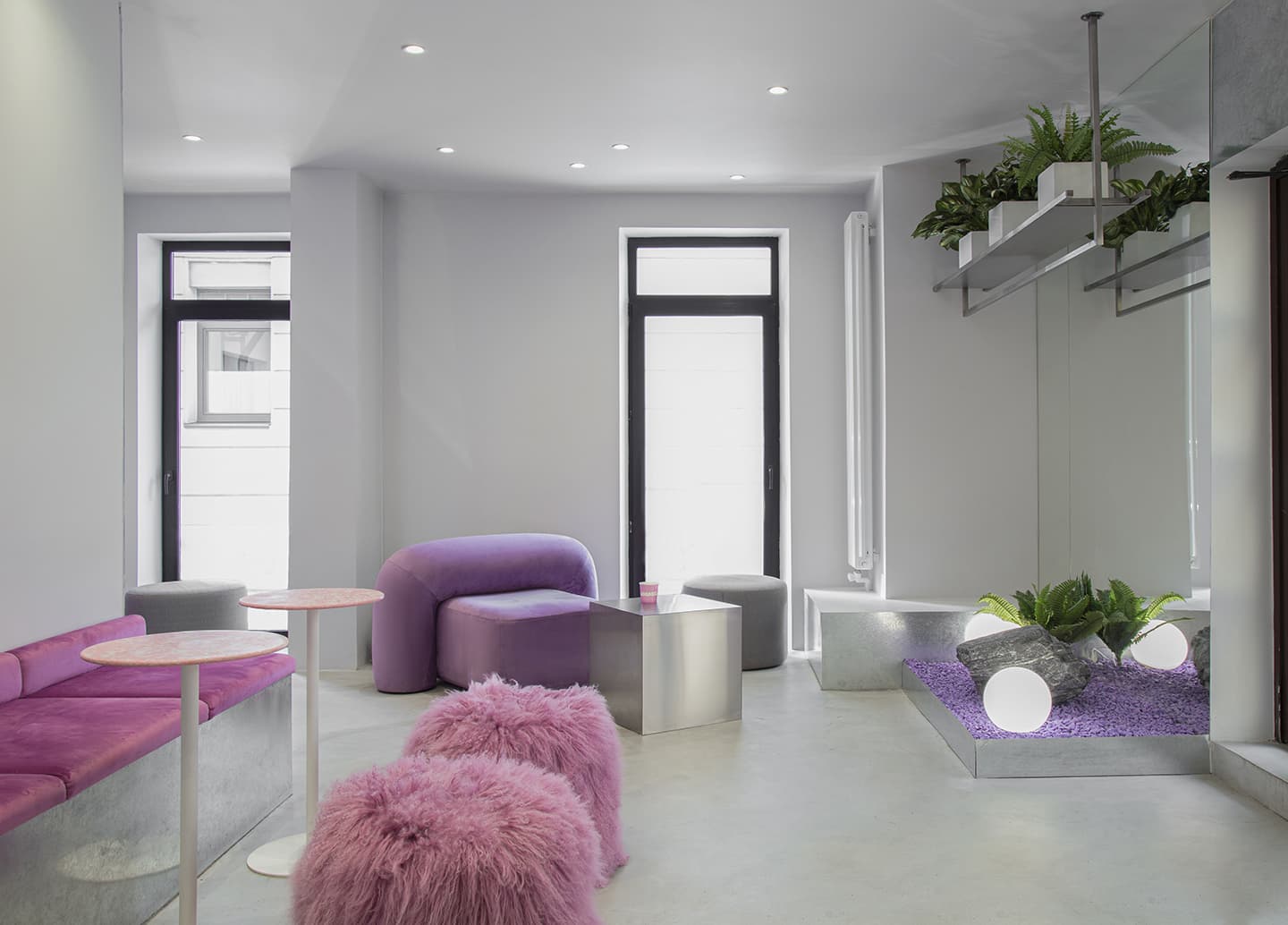 Фиолетовый мех, сталь и живые растения в эпатажном интерьере шоурума – проект KIDZ Design