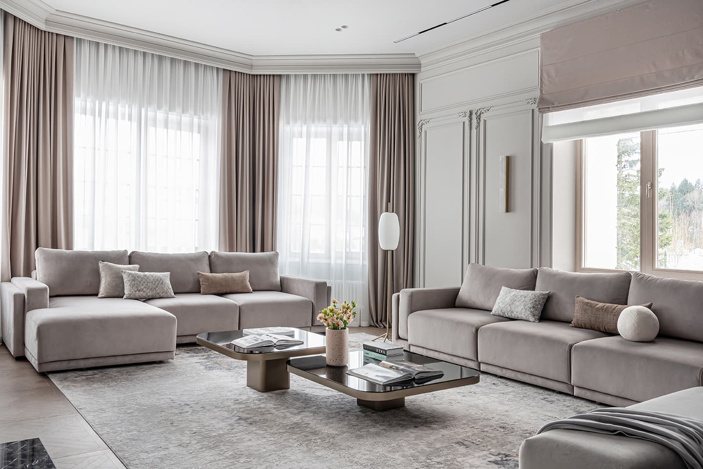 Драматичный интерьер с большой кухней и акцентным камином – проект Янины Филипповой