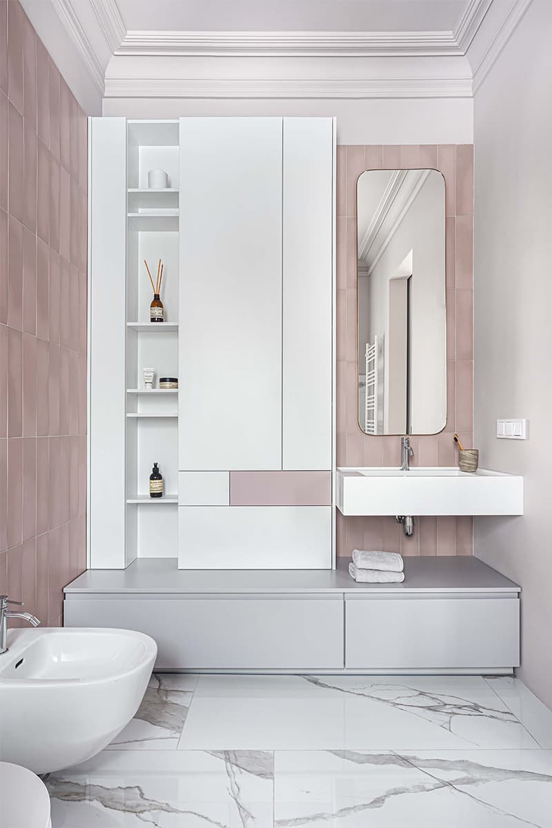 Драматичный интерьер с большой кухней и акцентным камином – проект Янины Филипповой