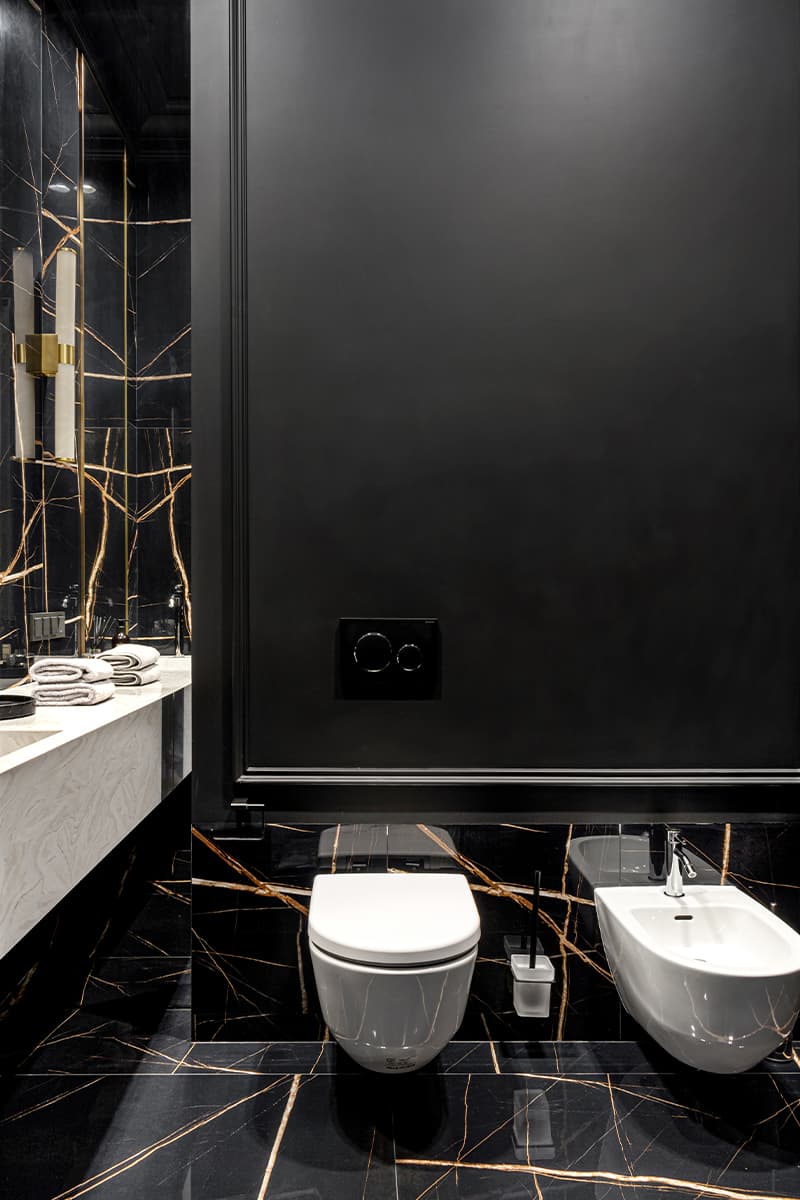 Драматичный интерьер с большой кухней и акцентным камином – проект Янины Филипповой