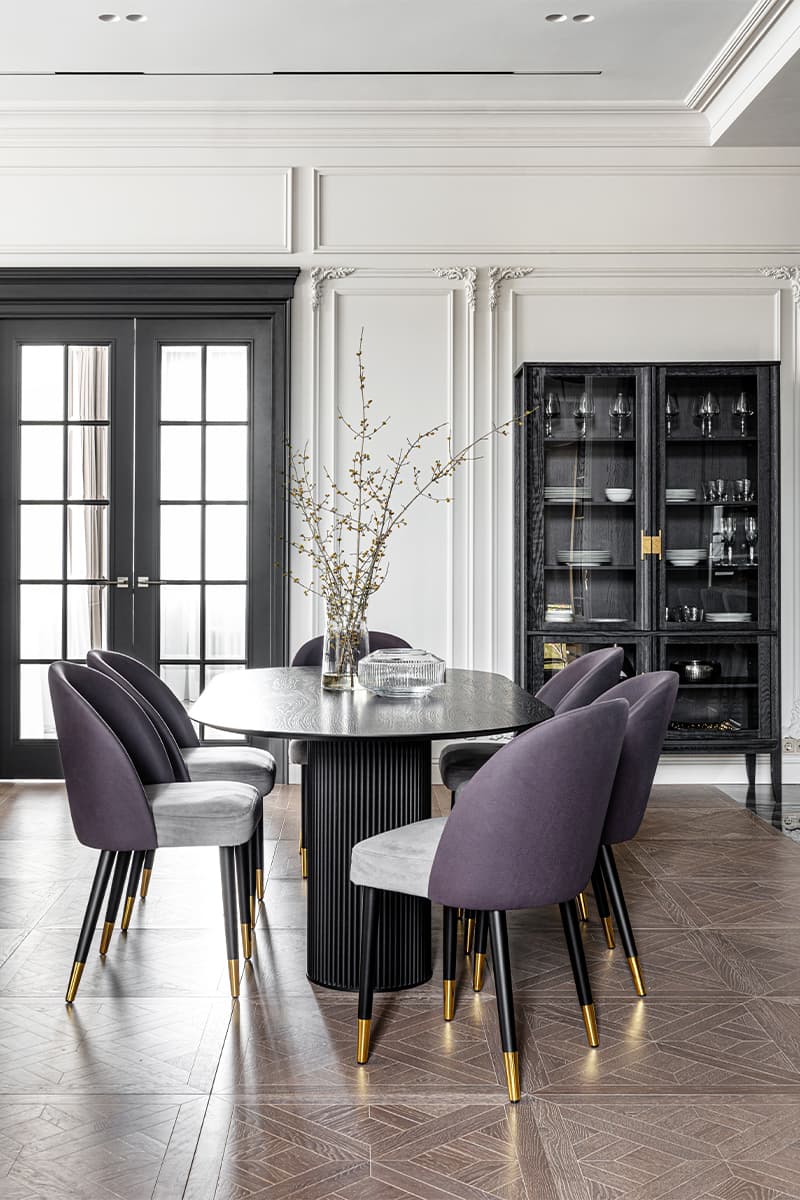 Драматичный интерьер с большой кухней и акцентным камином – проект Янины Филипповой