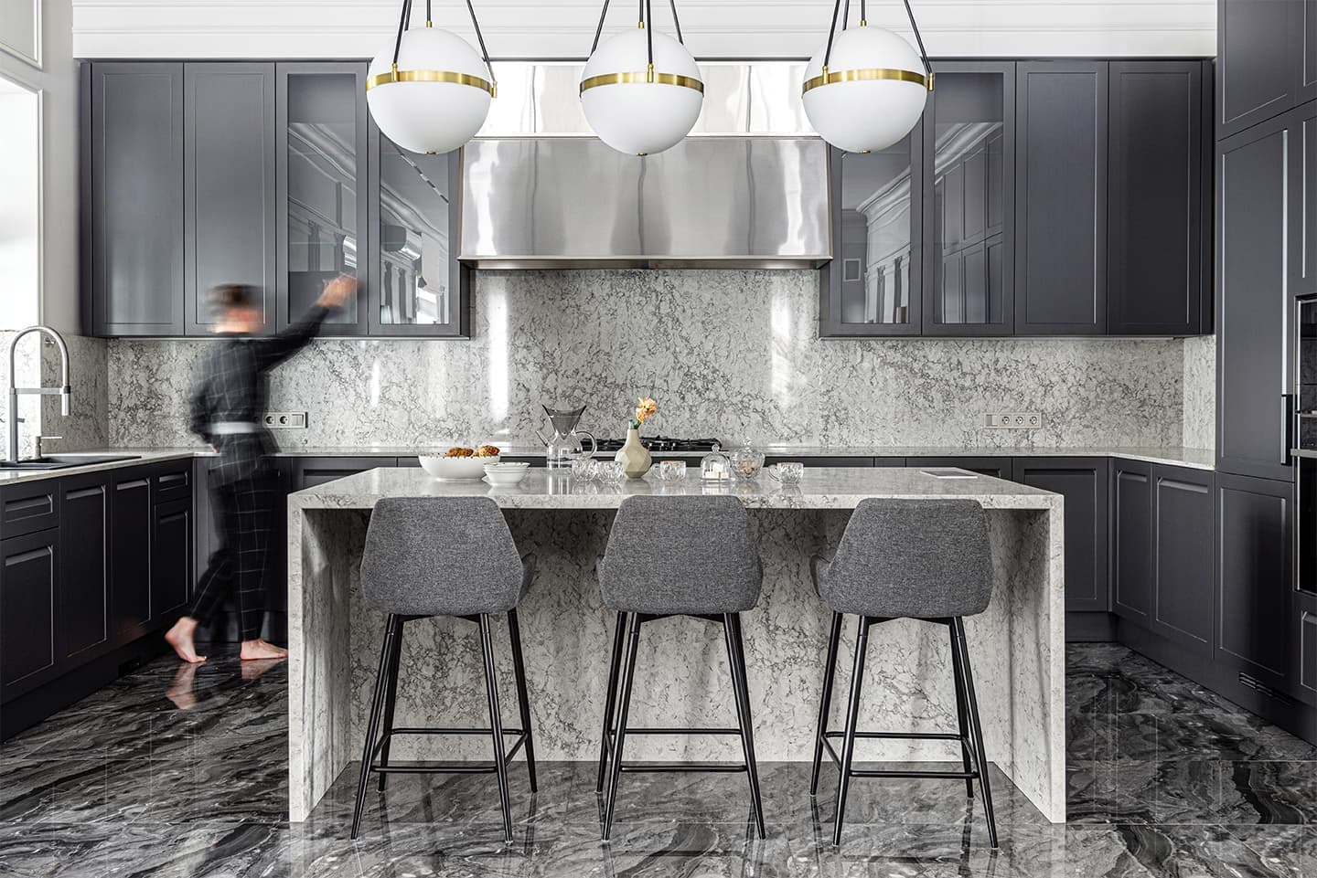 Драматичный интерьер с большой кухней и акцентным камином – проект Янины Филипповой