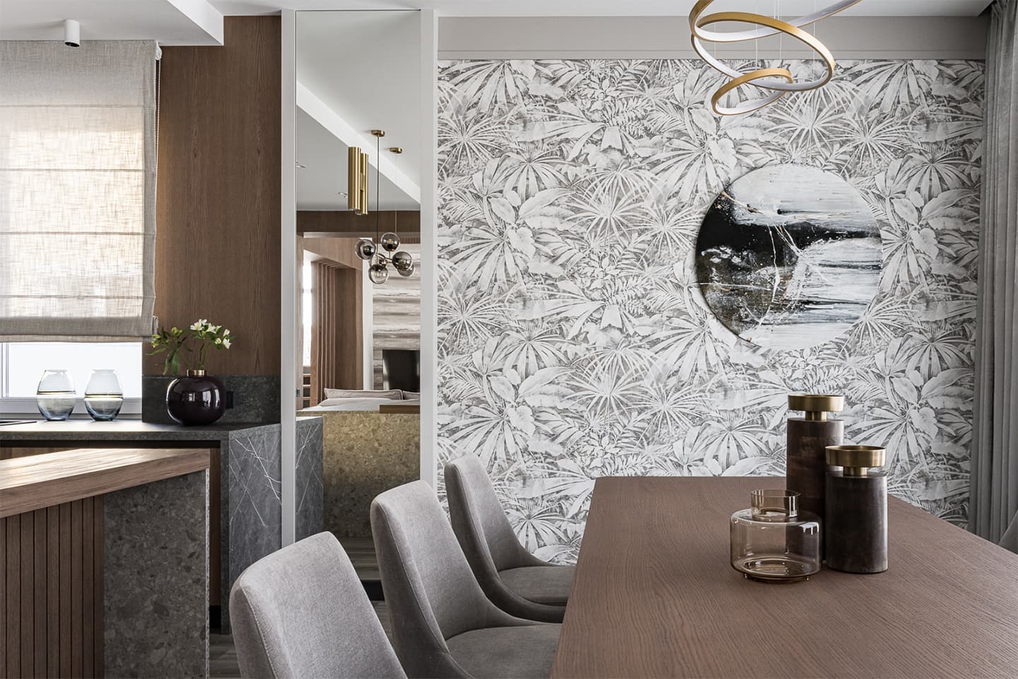 Узорчатые обои, дерево и бордовые акценты в интерьере семейного дома – проект Елены Глининой