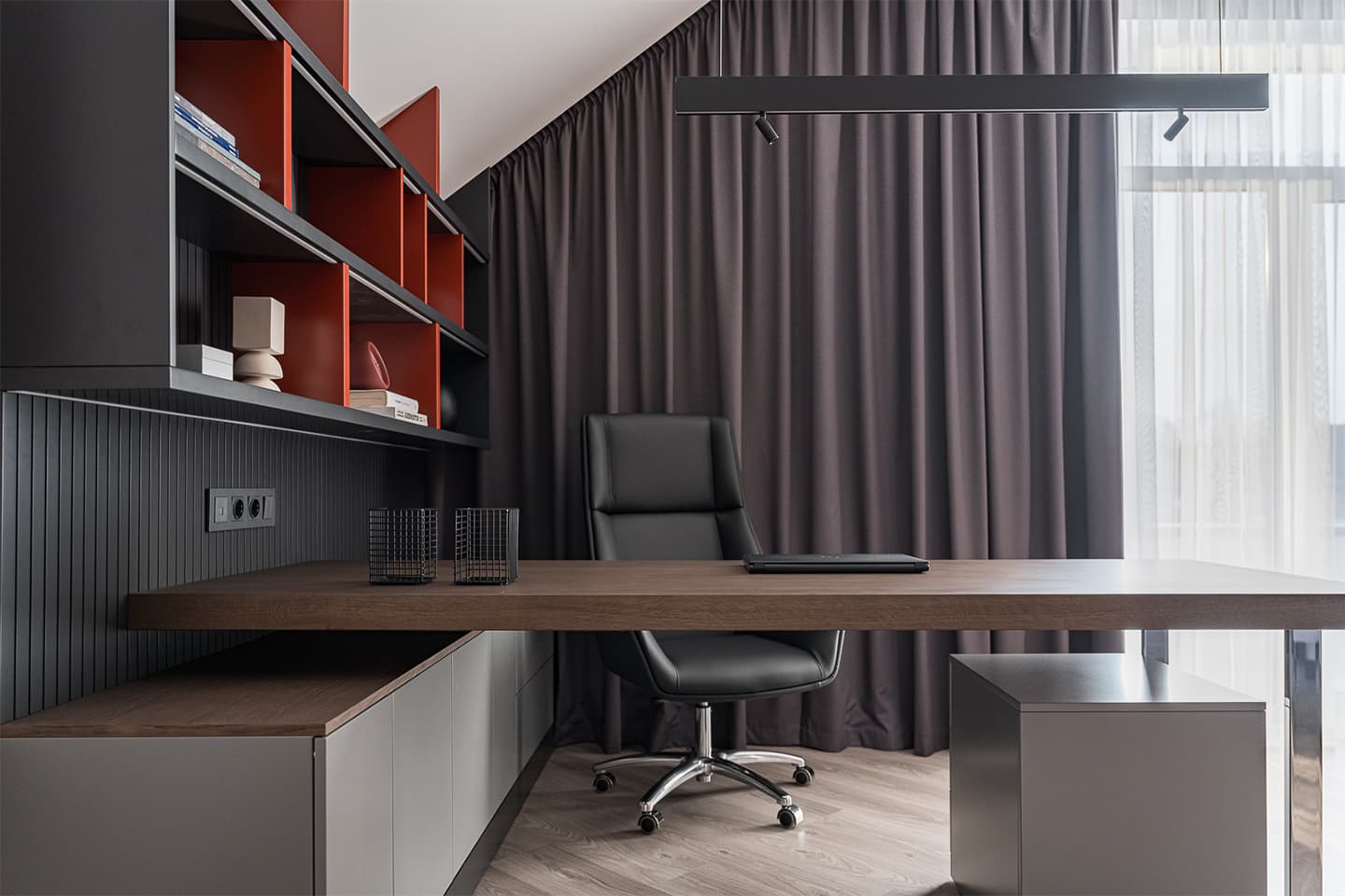 Узорчатые обои, дерево и бордовые акценты в интерьере семейного дома – проект Елены Глининой