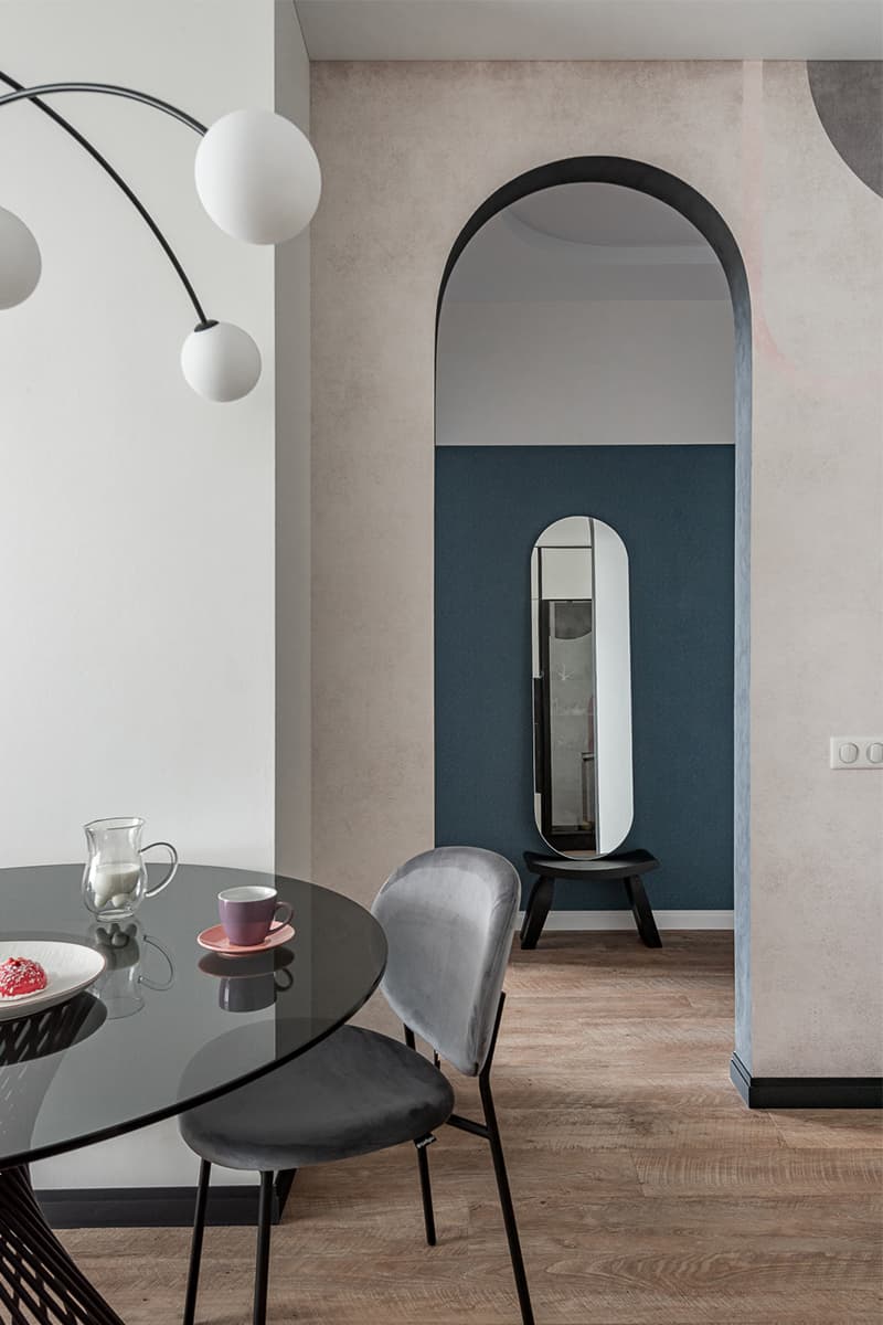 Обилие арок, декора и сочных тонов в интерьере челябинской квартиры – проект архитектурного бюро BAUERHAUS