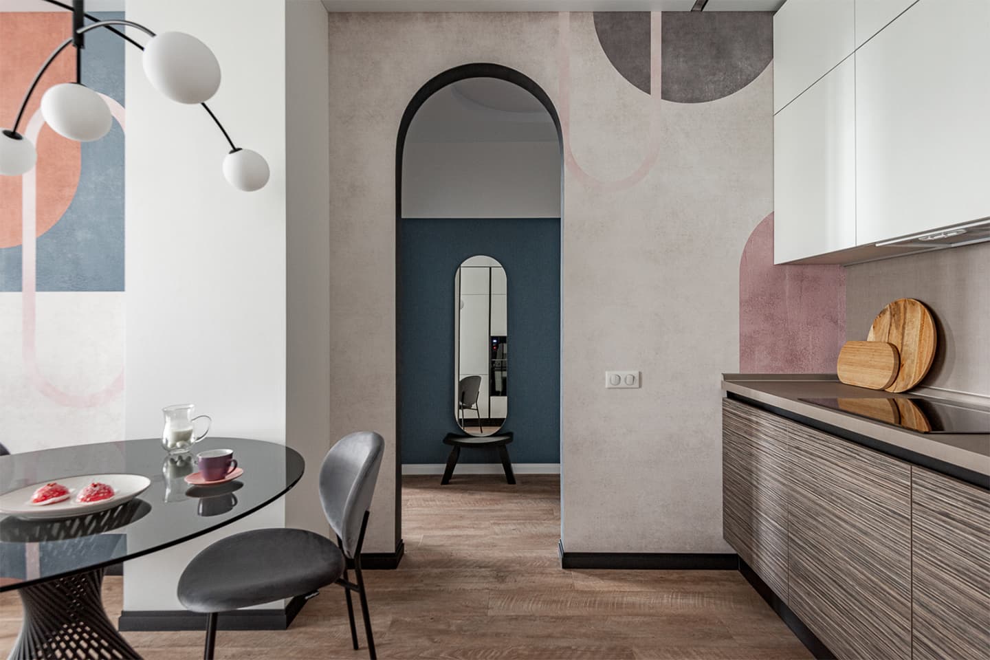 Обилие арок, декора и сочных тонов в интерьере челябинской квартиры – проект архитектурного бюро BAUERHAUS