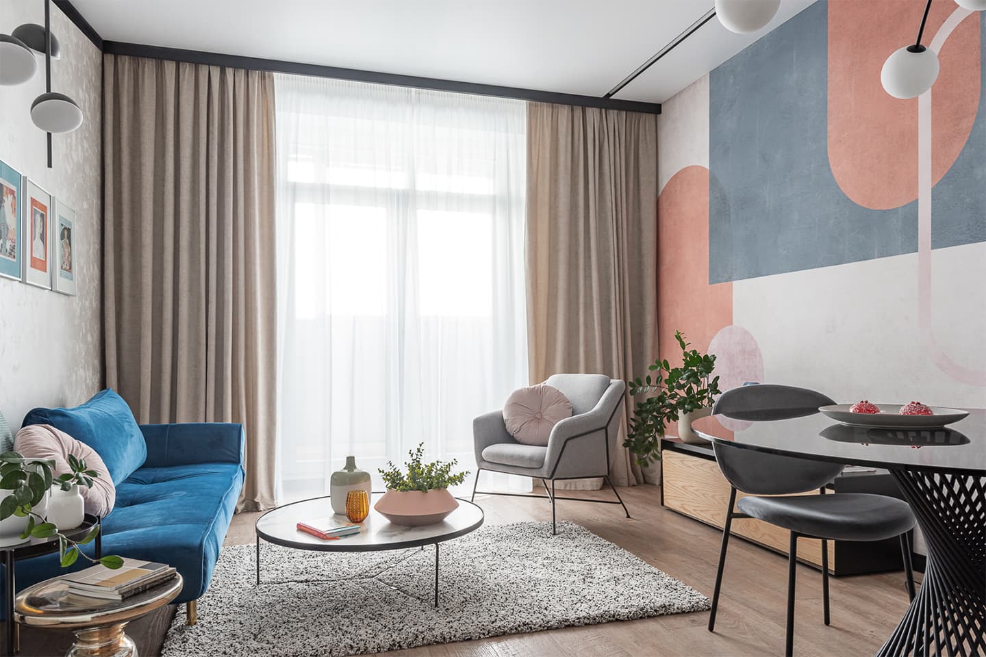 Обилие арок, декора и сочных тонов в интерьере челябинской квартиры – проект архитектурного бюро BAUERHAUS