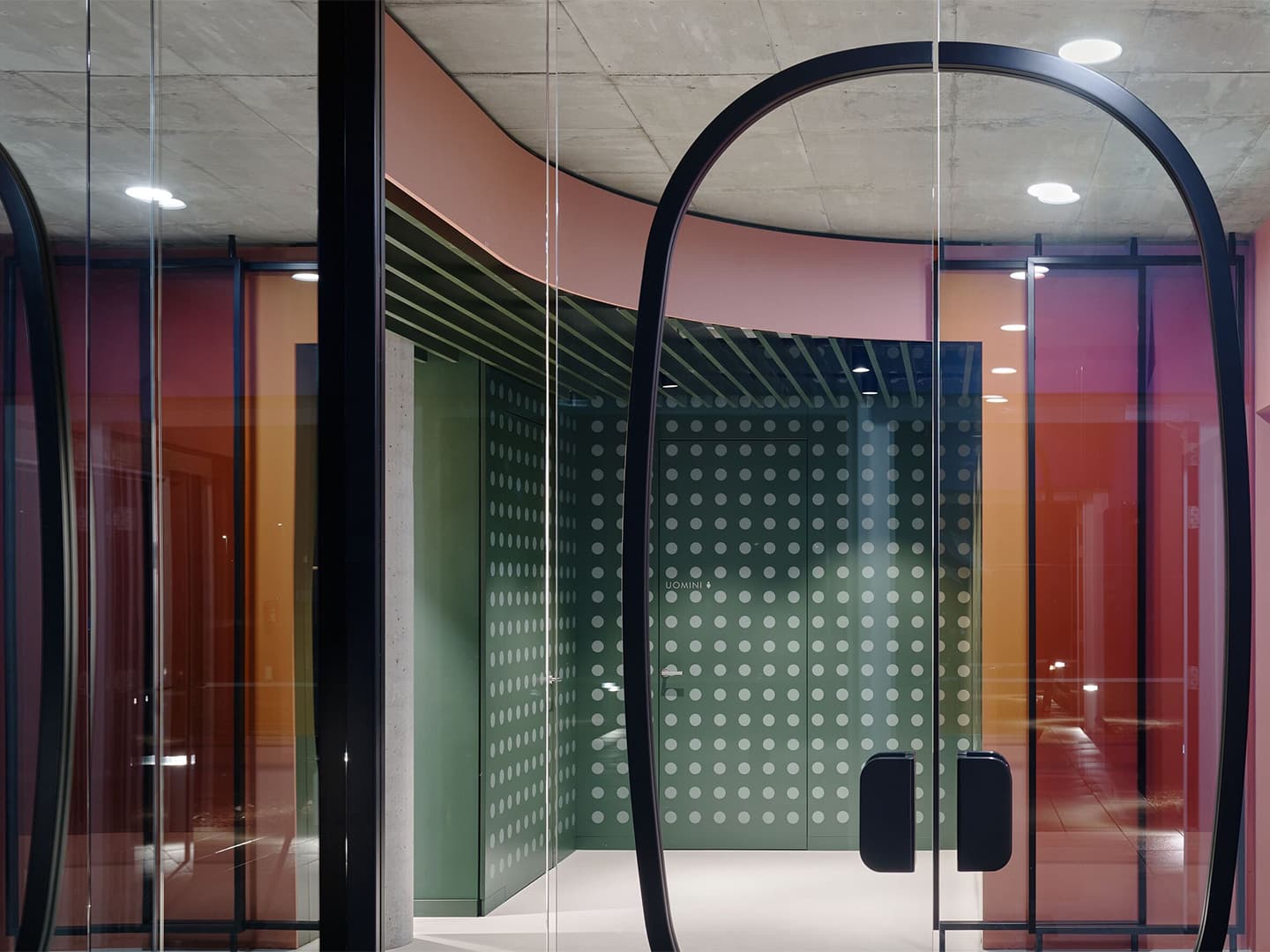 Буйство красок и фактур в интерьере немецкого ресторана – проект Ippolito Fleitz Group