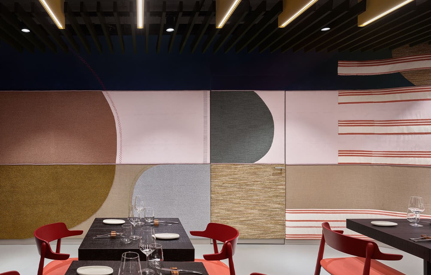 Буйство красок и фактур в интерьере немецкого ресторана – проект Ippolito Fleitz Group