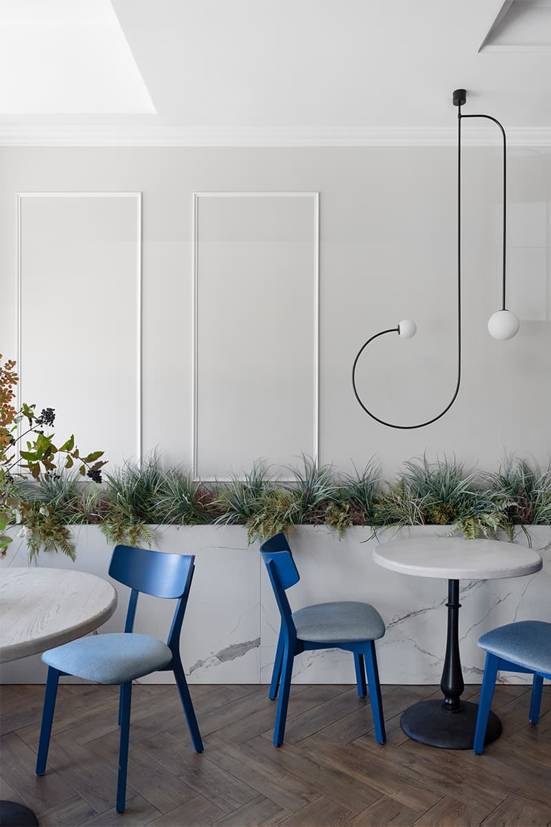 Молдинги, колонны и зеркала в оформлении минской кофейни – проект Наталии Эпштейн