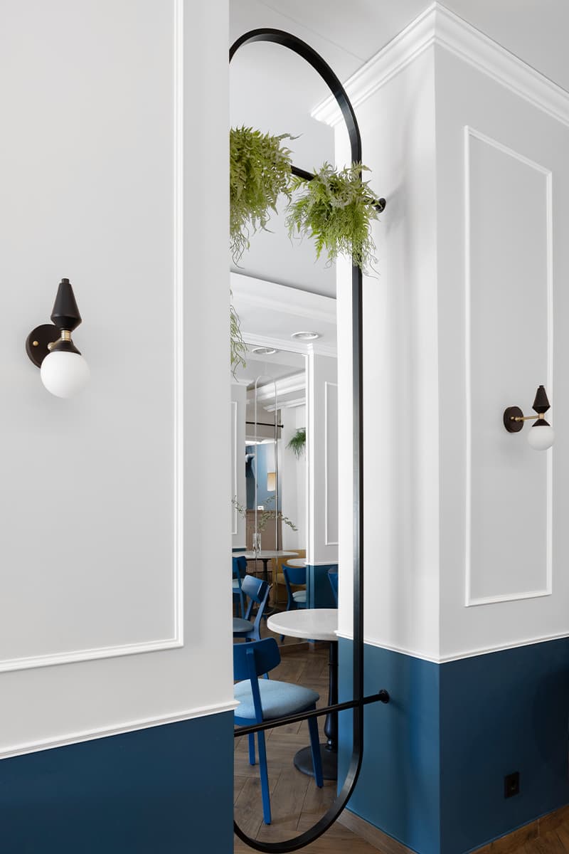 Молдинги, колонны и зеркала в оформлении минской кофейни – проект Наталии Эпштейн