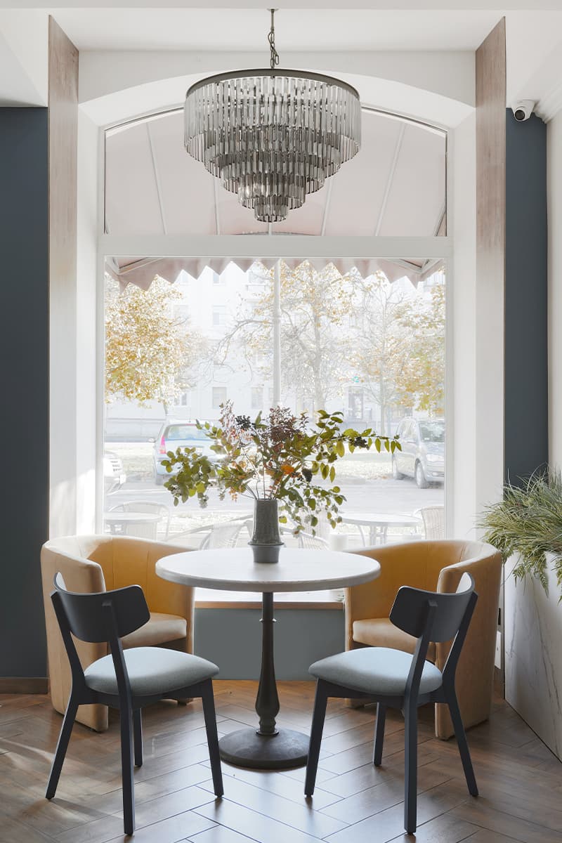 Молдинги, колонны и зеркала в оформлении минской кофейни – проект Наталии Эпштейн