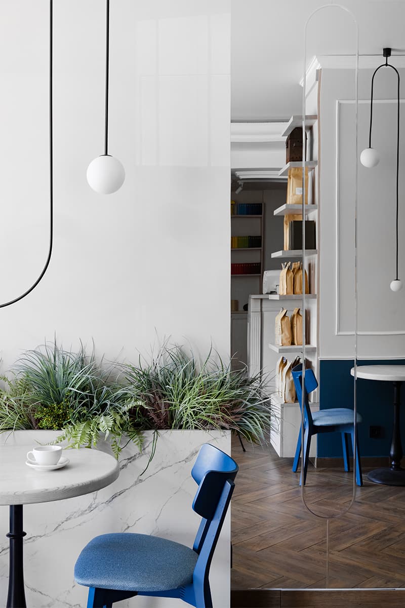 Молдинги, колонны и зеркала в оформлении минской кофейни – проект Наталии Эпштейн