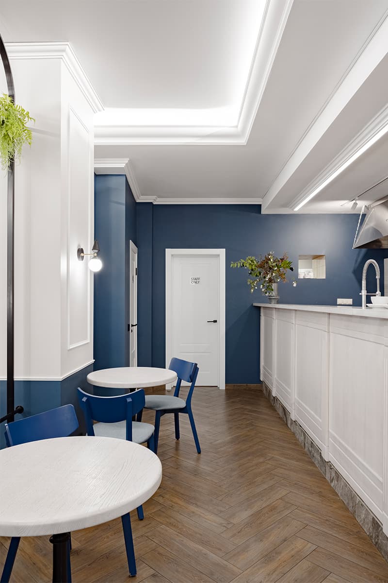 Молдинги, колонны и зеркала в оформлении минской кофейни – проект Наталии Эпштейн