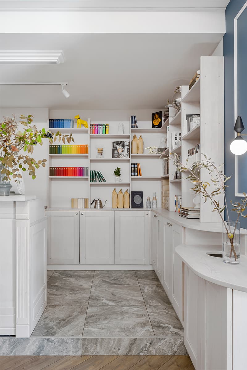 Молдинги, колонны и зеркала в оформлении минской кофейни – проект Наталии Эпштейн