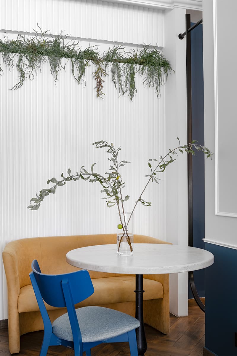 Молдинги, колонны и зеркала в оформлении минской кофейни – проект Наталии Эпштейн