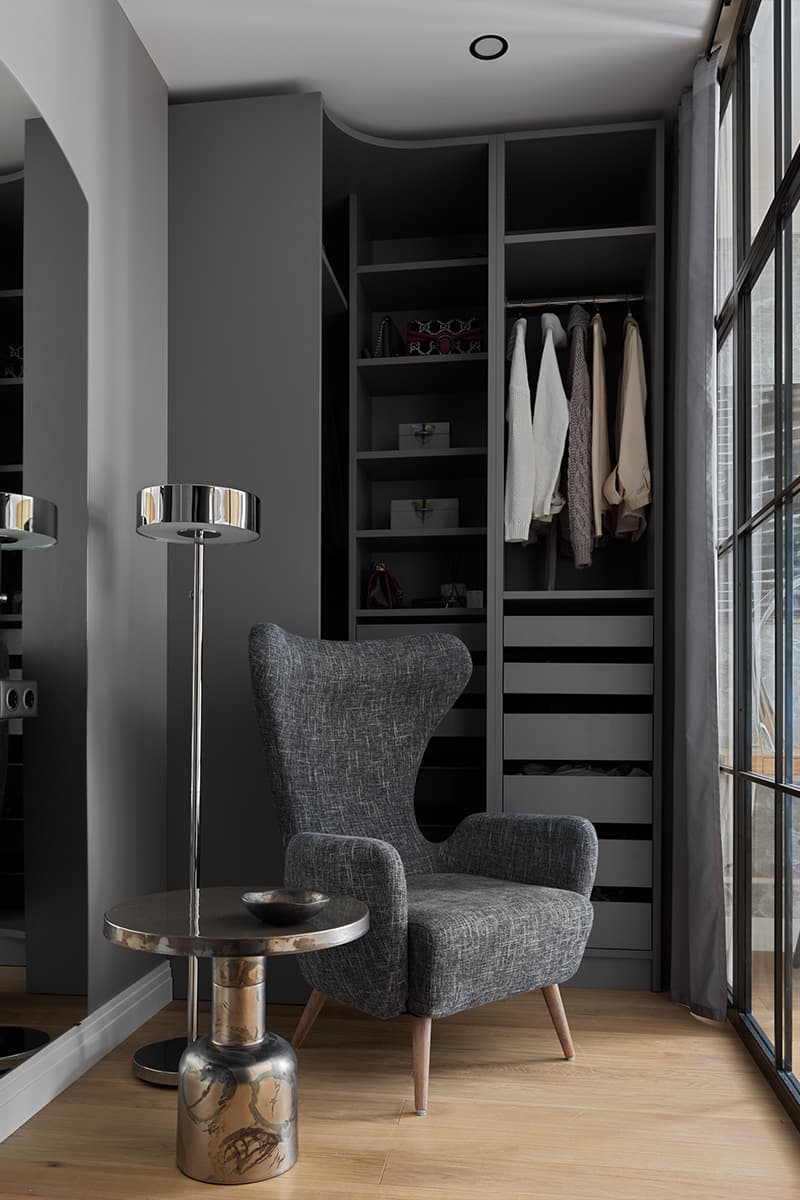 Строгий интерьер квартиры для молодой женщины-юриста – проект Алисы Басовой