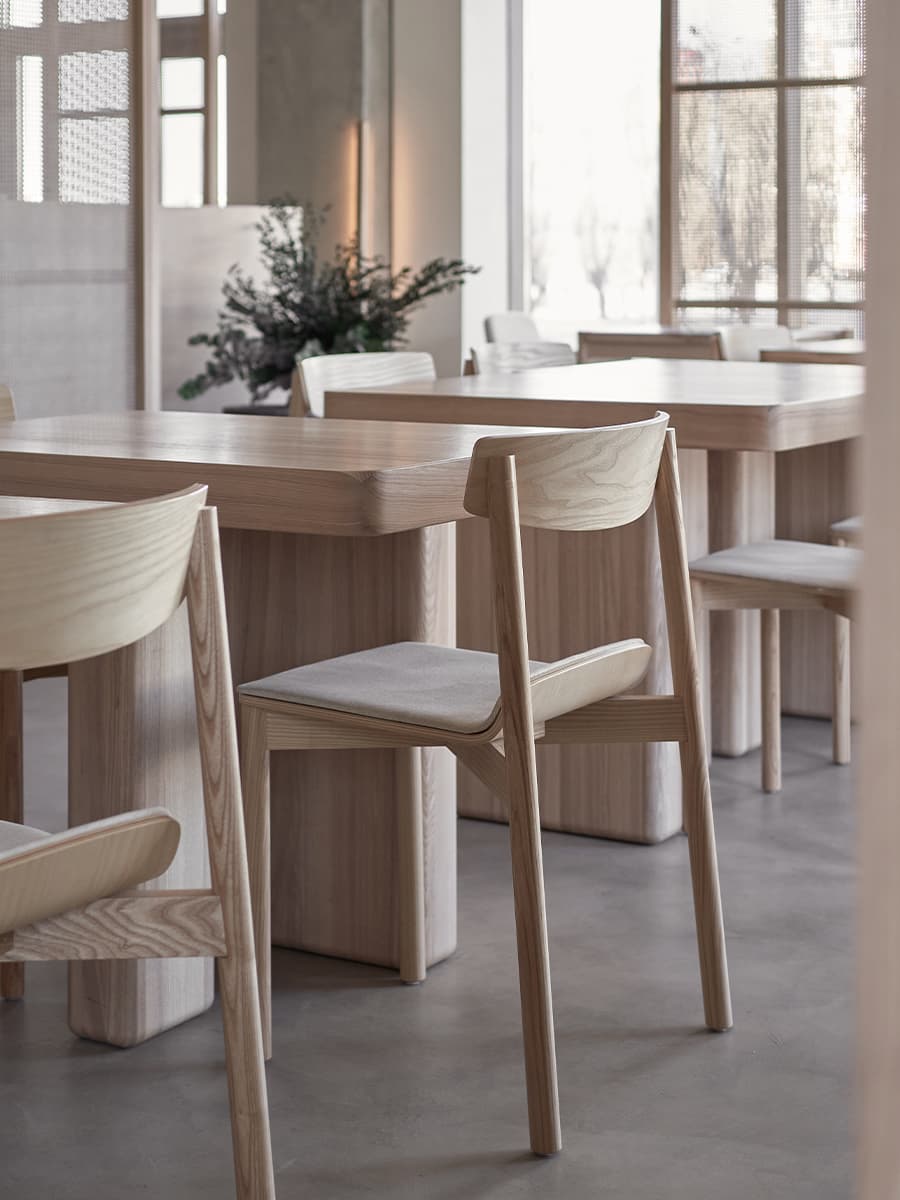 Уютный интерьер ресторана в индустриальных декорациях – проект DA Bureau