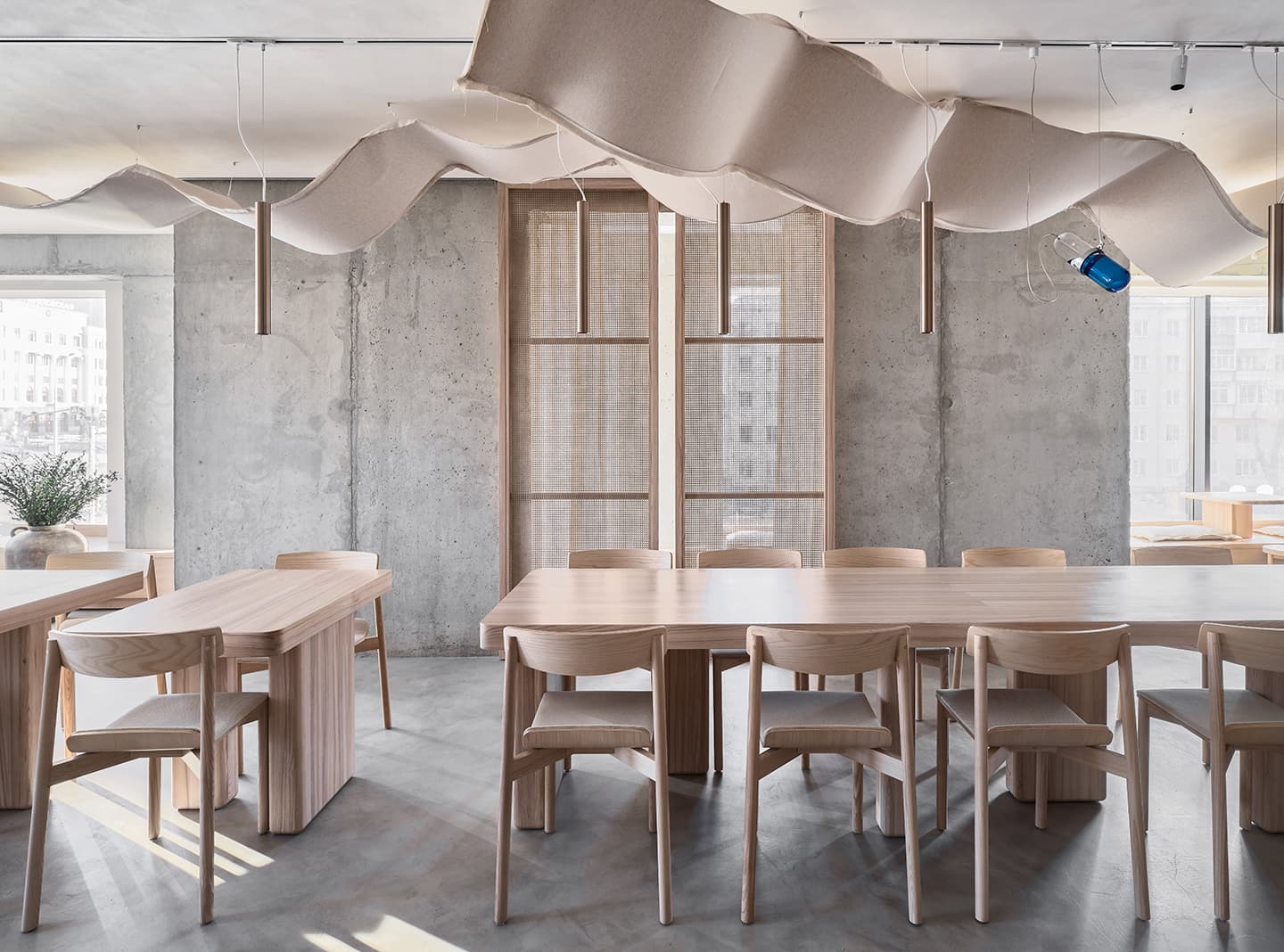 Уютный интерьер ресторана в индустриальных декорациях – проект DA Bureau