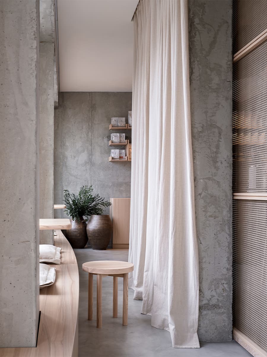 Уютный интерьер ресторана в индустриальных декорациях – проект DA Bureau