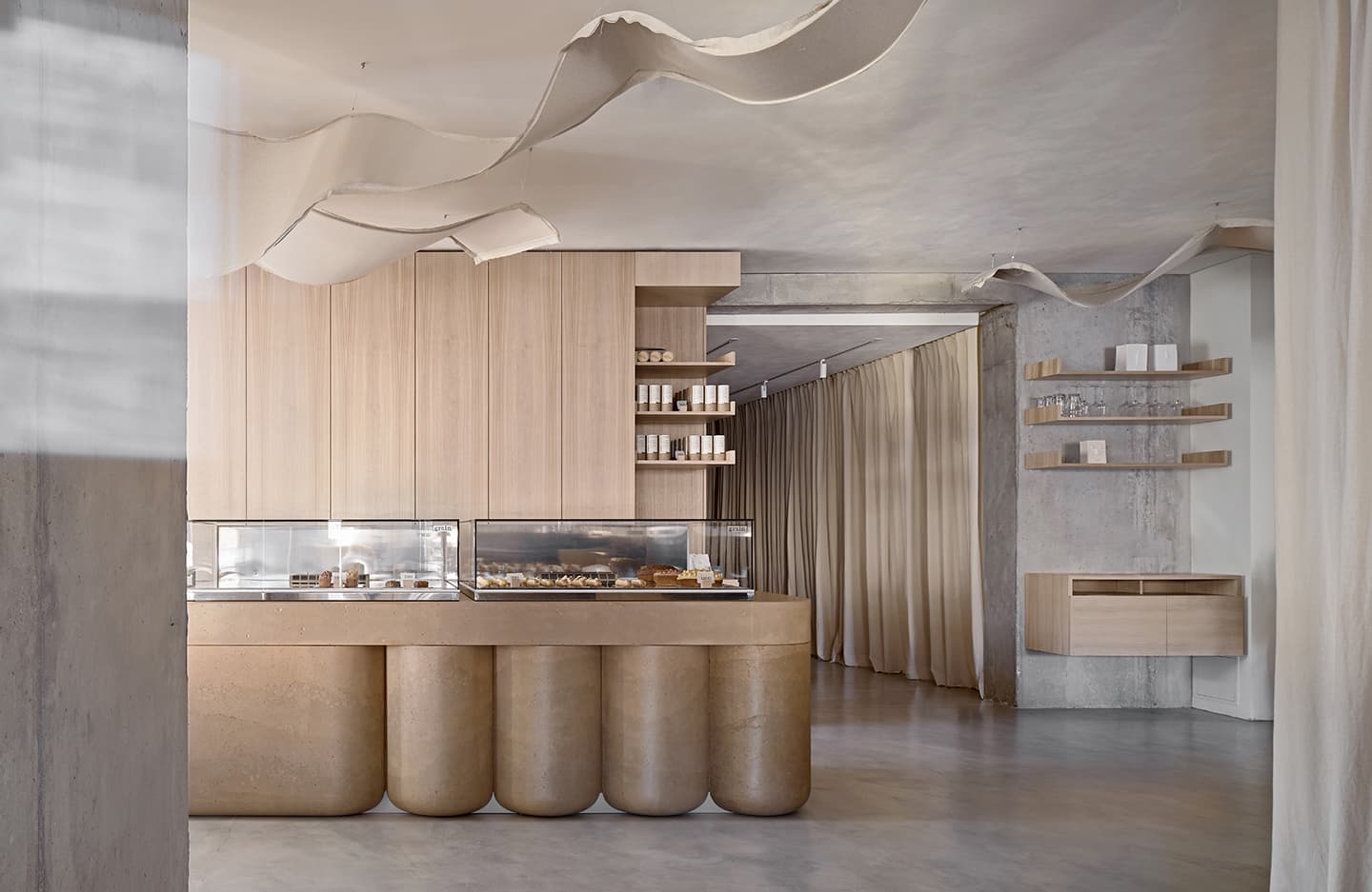 Уютный интерьер ресторана в индустриальных декорациях – проект DA Bureau