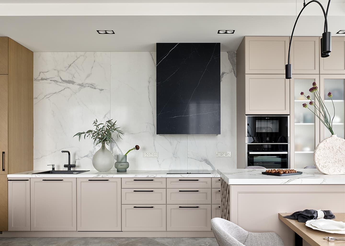 Интерьер квартиры в стиле контемпорари с настоящим камином – проект студии ARCHBUTIK