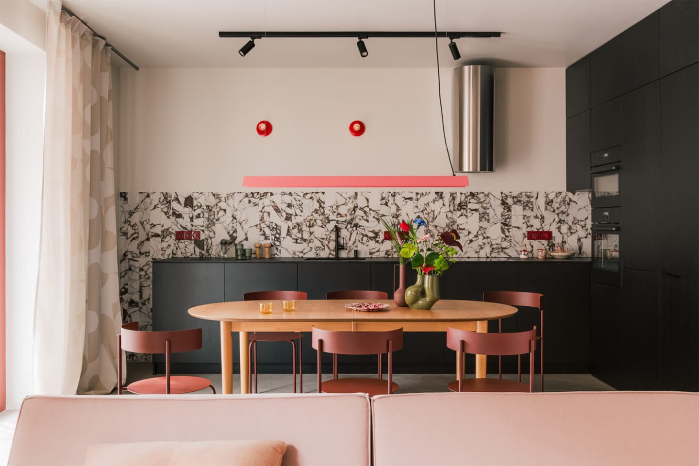 Насыщенный интерьер уютной квартиры в Кракове – проект Mistovia Studio