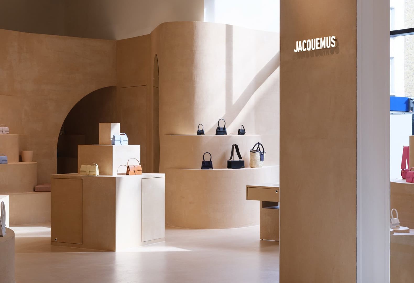 Бутик Jacquemus в лондонском универмаге Selfridges, AMO. Фото: Льюис Рональд