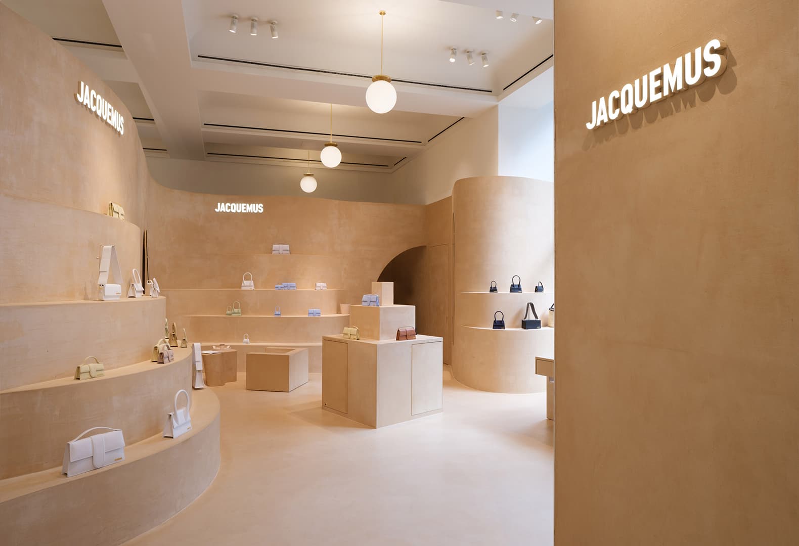 Бутик Jacquemus в лондонском универмаге Selfridges, AMO. Фото: Льюис Рональд