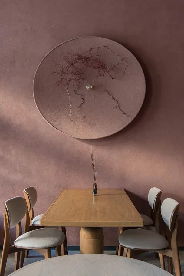 Романтичный интерьер кафе с фактурными кирпичными деталями – проект Соны Гамзян