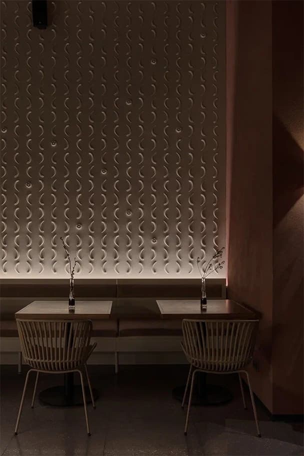 Романтичный интерьер кафе с фактурными кирпичными деталями – проект Соны Гамзян