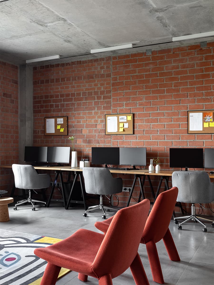 Контрастный интерьер офиса для челябинского архитектурного бюро – проект Юлии Стариковой