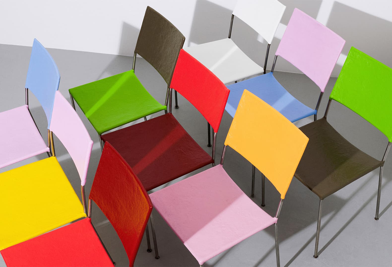 Paris Design Week 2022: Стулья по дизайну Франца Веста. Фото: © David Zwirner, Matthieu Lavanchy