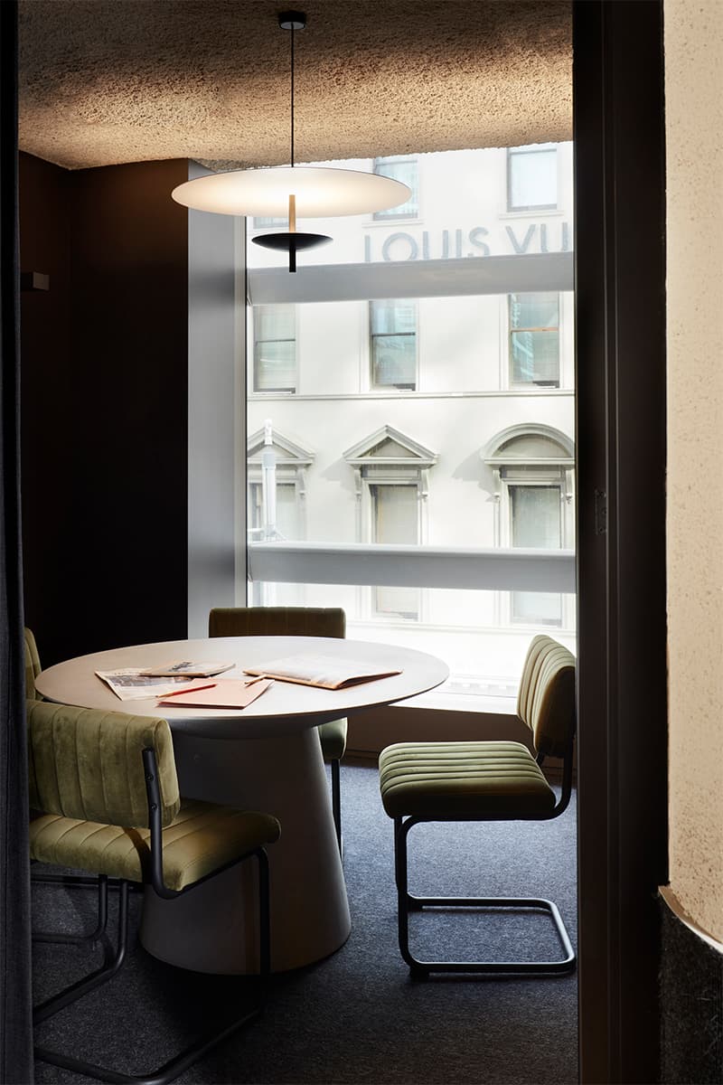 Фешенебельный интерьер офиса с атмосферой культовых фильмов о Джеймсе Бонде – проект YSG Studio