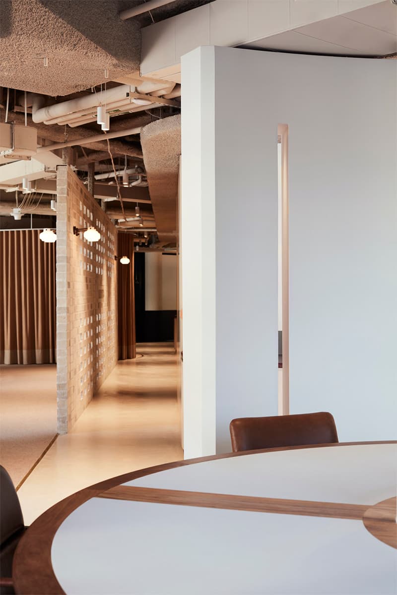 Фешенебельный интерьер офиса с атмосферой культовых фильмов о Джеймсе Бонде – проект YSG Studio