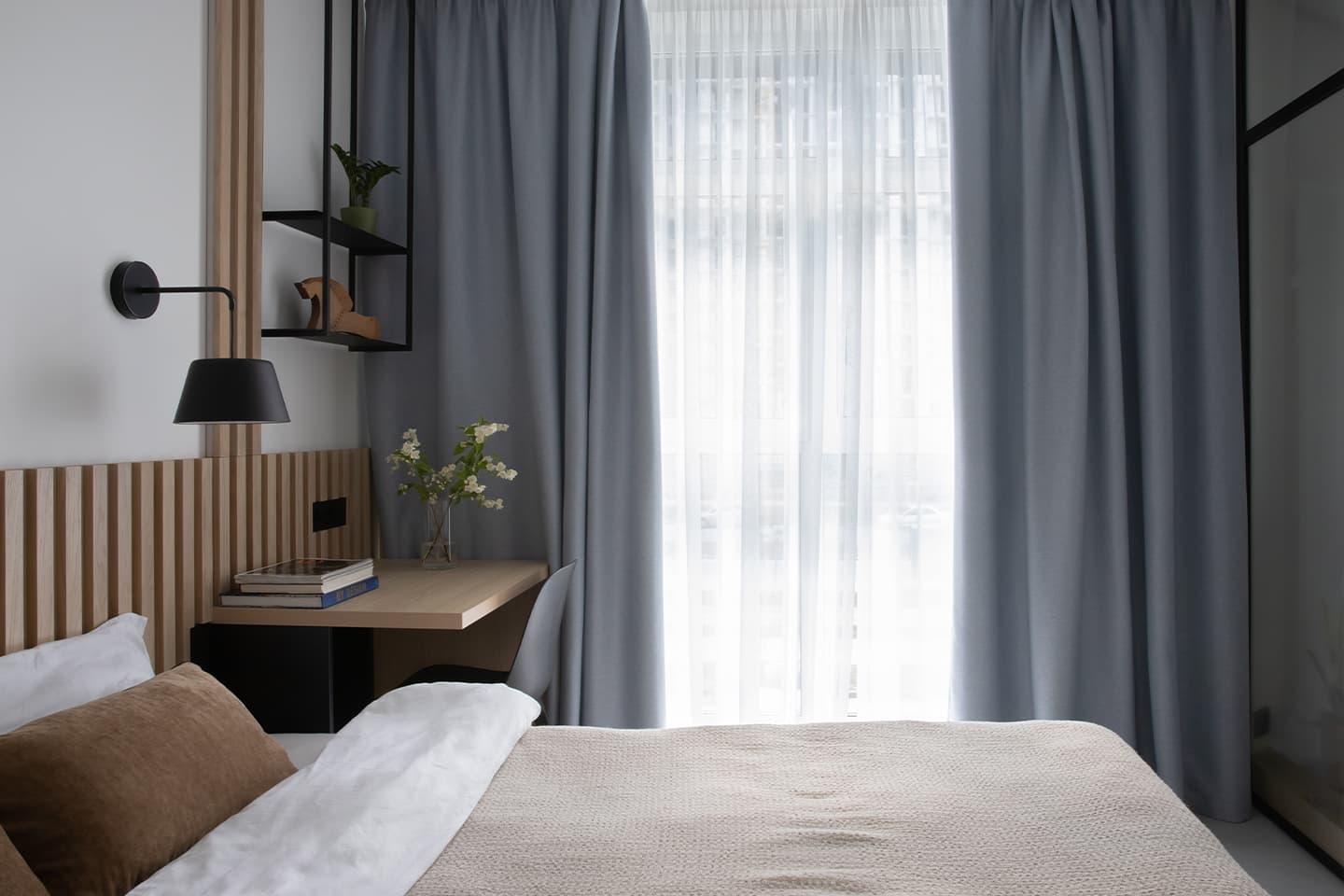 Природные акценты и деревянные рейки в интерьере семейной квартиры – проект Алены Жаворонковой